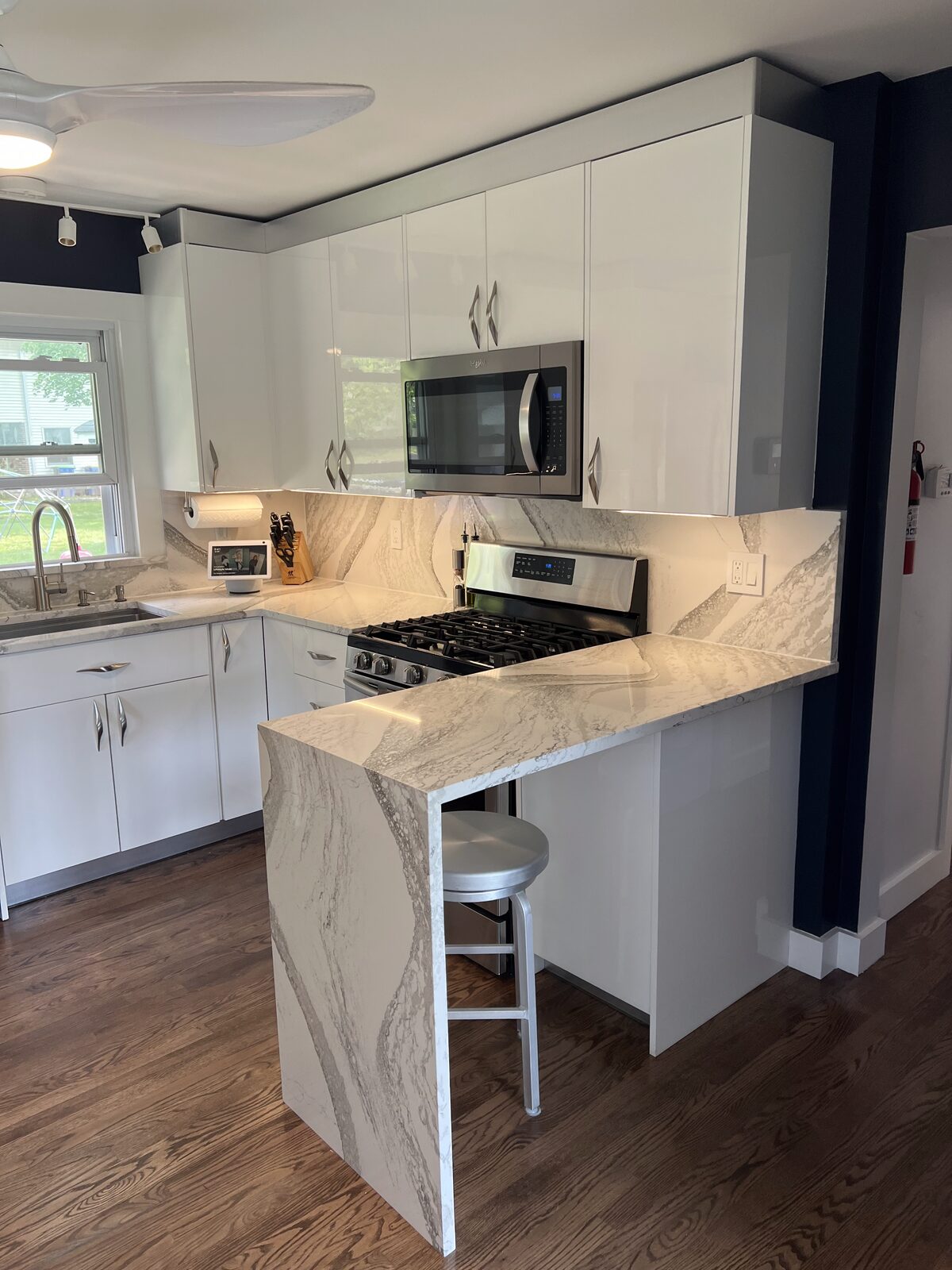 Kitchen with navy island